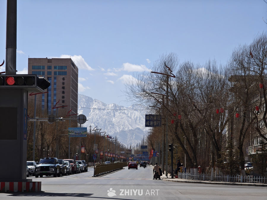雪山下的城市街景