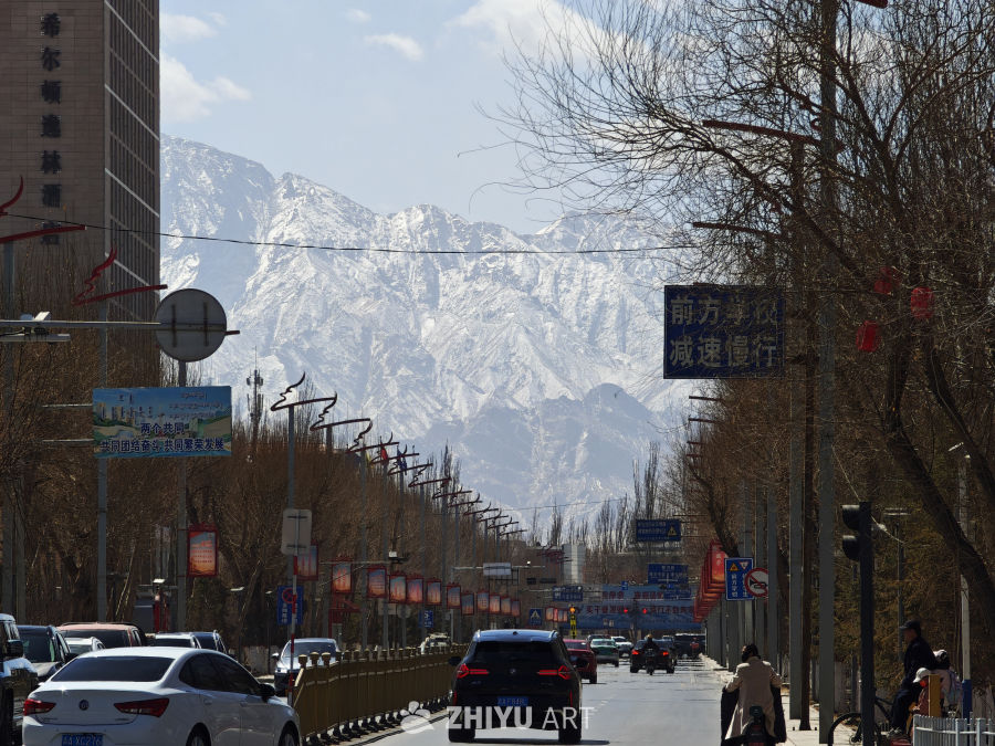 雪山下的城市街景