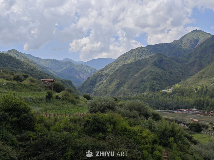 青山绿谷，云影缭绕