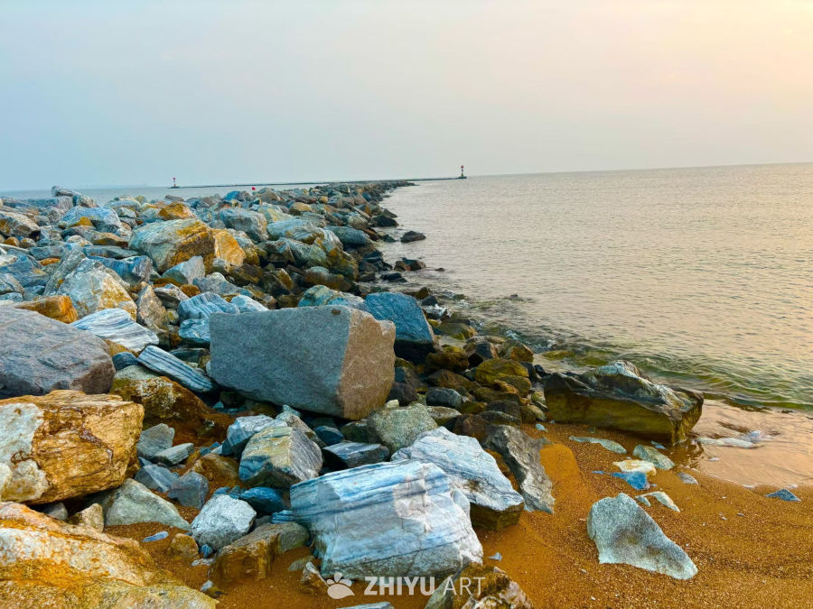 黄昏海岸的宁静时光