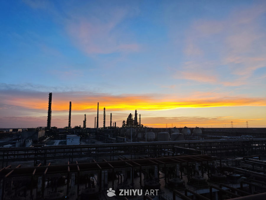 夕阳下的炼油厂剪影