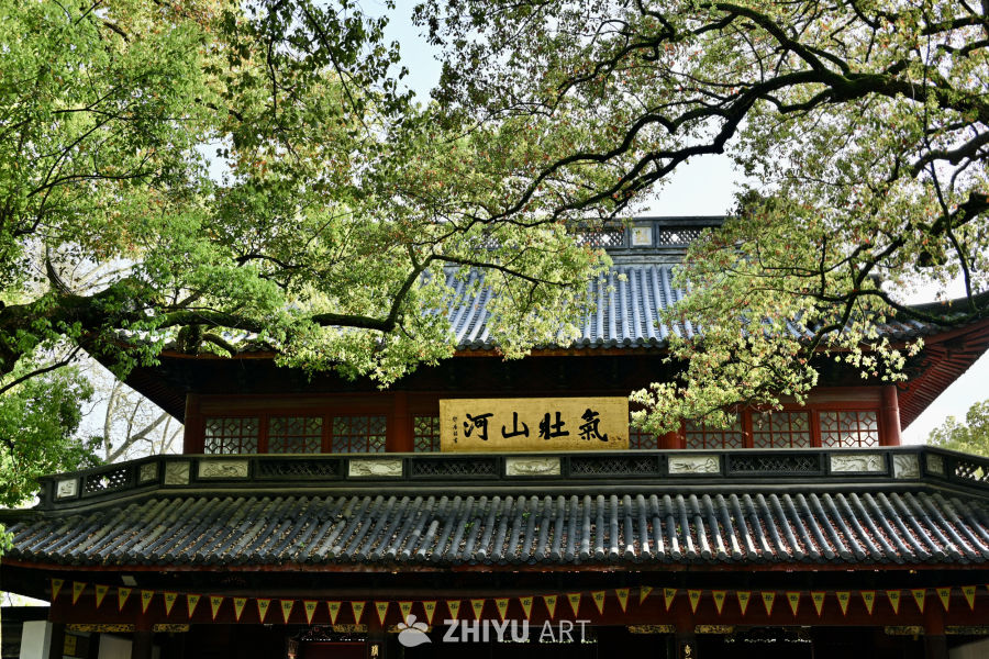 古建筑与绿树相映成趣