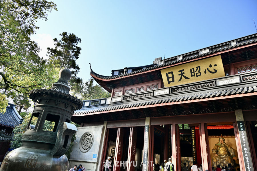 古寺香炉映蓝天