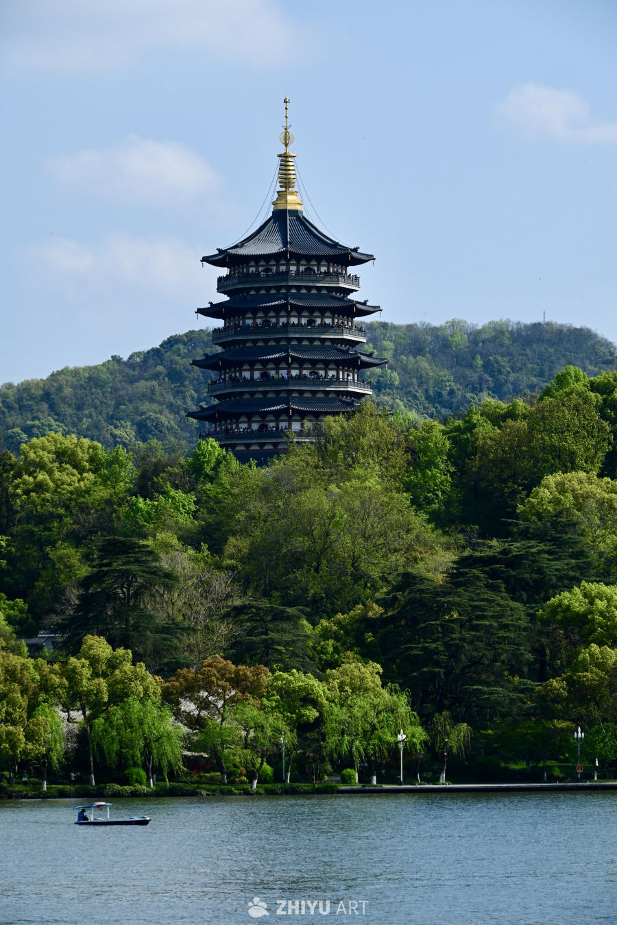 湖畔古塔映青山