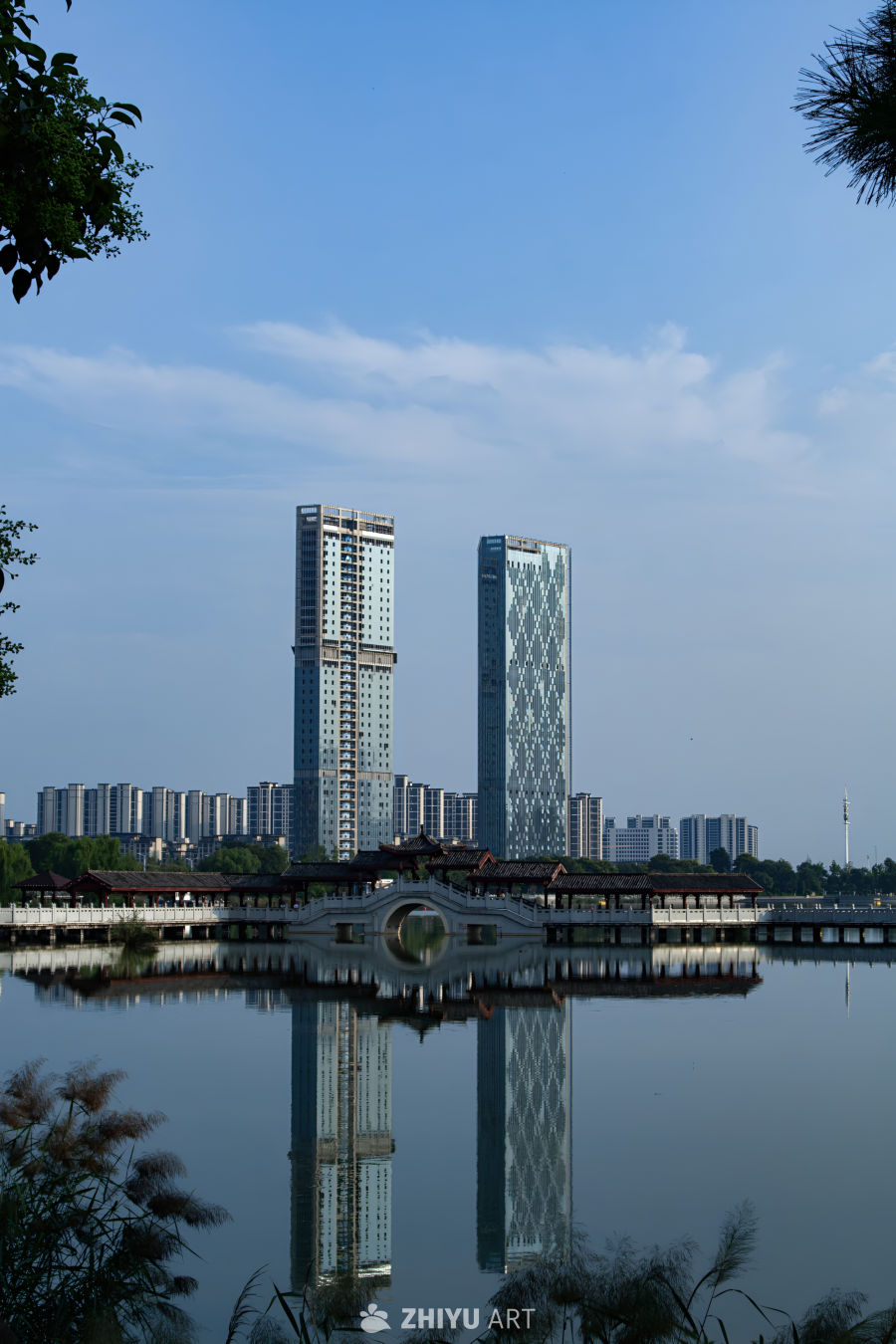 高楼映湖景，古今交融美