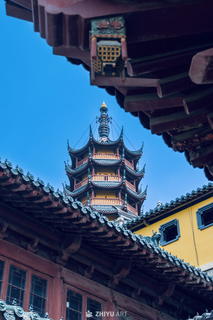 古塔映蓝天