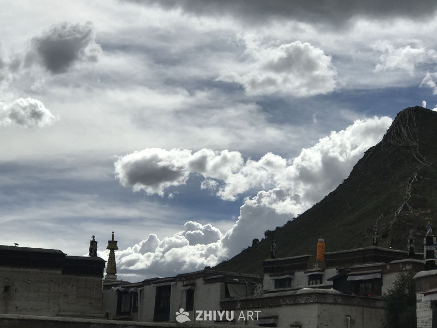 寺庙与山间的云天