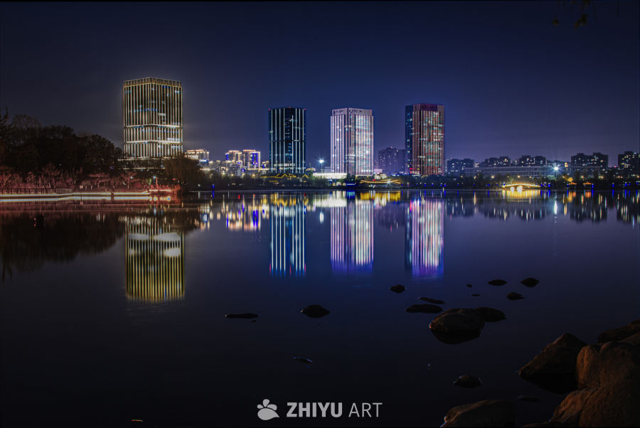 夜幕下的城市湖畔