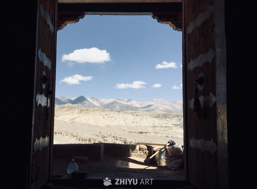 窗观山景