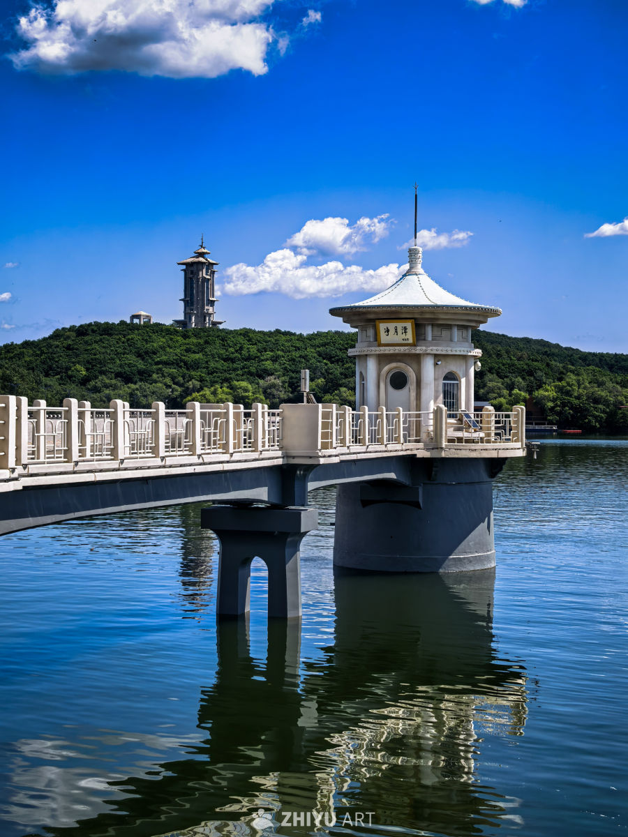  蓝天白云湖面倒影中式园林建筑风景图片