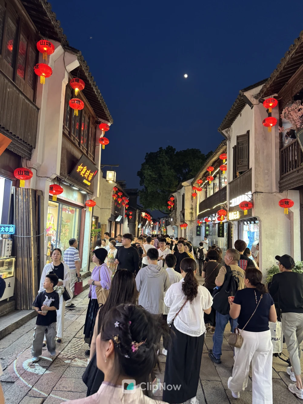 苏州山塘街夜景红灯笼人群古街旅游摄影