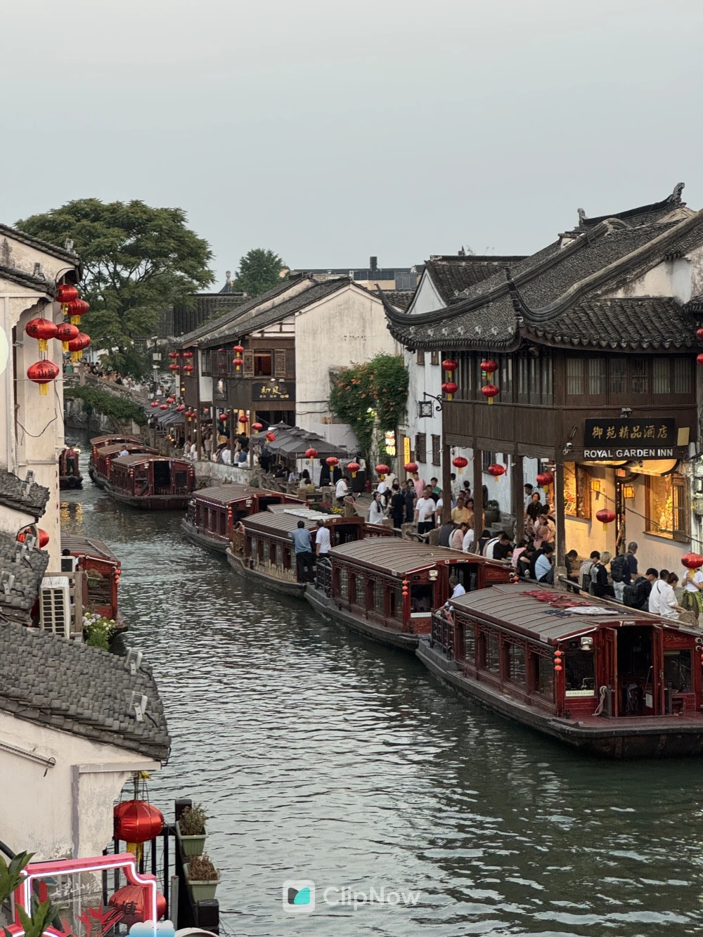 苏州山塘街古运河游船与江南水乡建筑风光