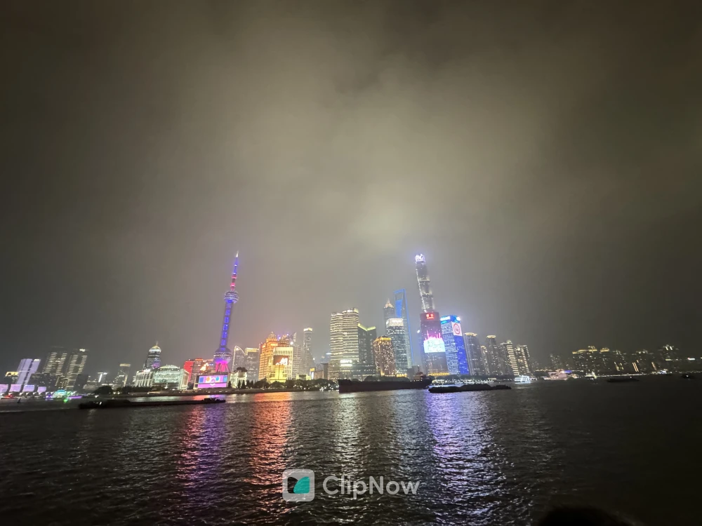 上海外滩陆家嘴夜景天际线东方明珠黄浦江倒影