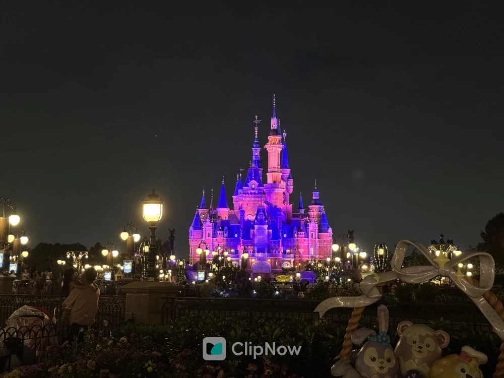 梦幻城堡夜景灯光秀与前景卡通装饰摄影
