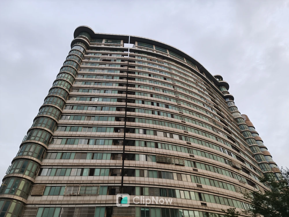 仰拍视角下弧形高层住宅楼外立面城市建筑摄影