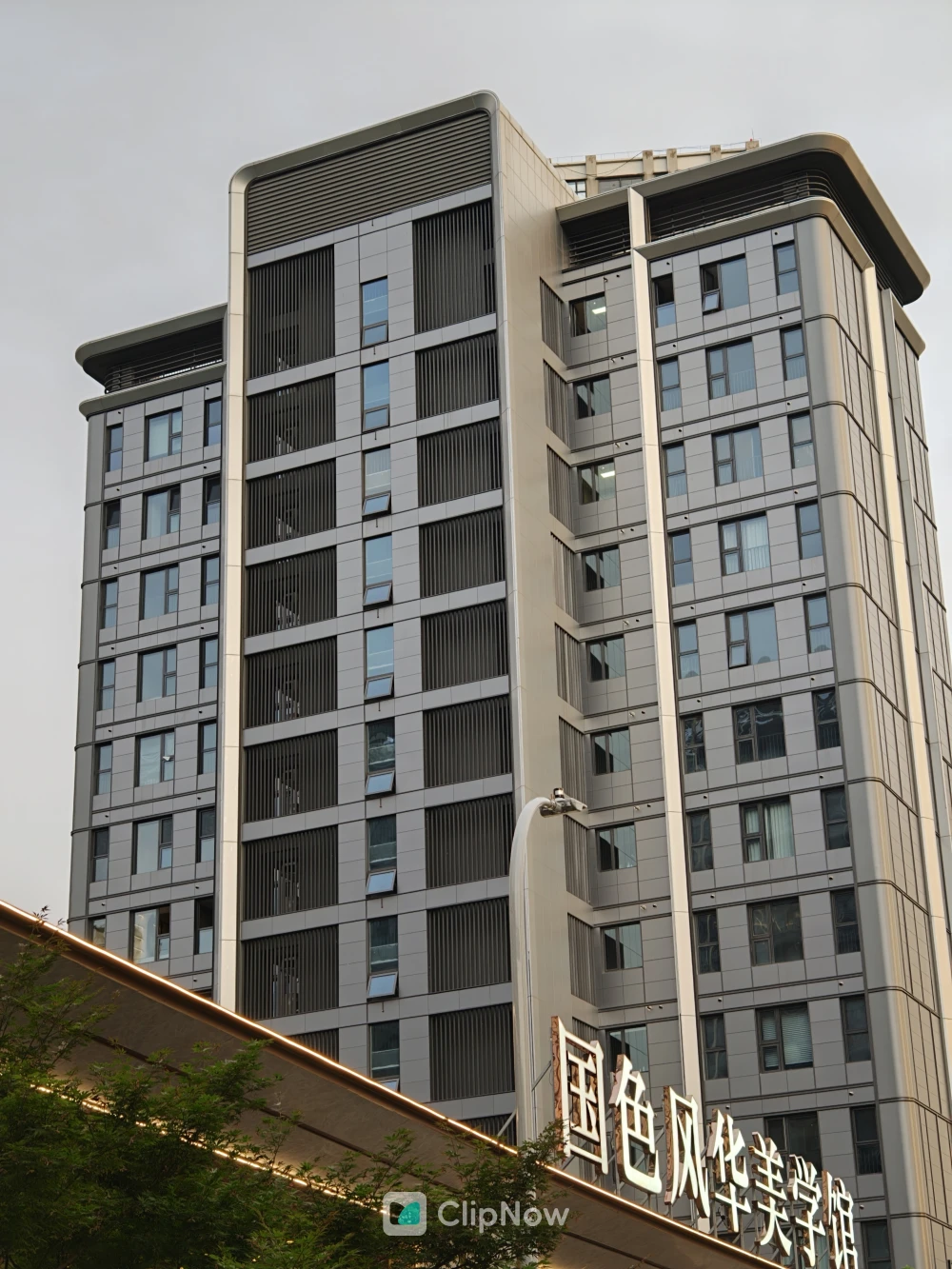 现代高层住宅建筑外立面仰拍与底部商业招牌