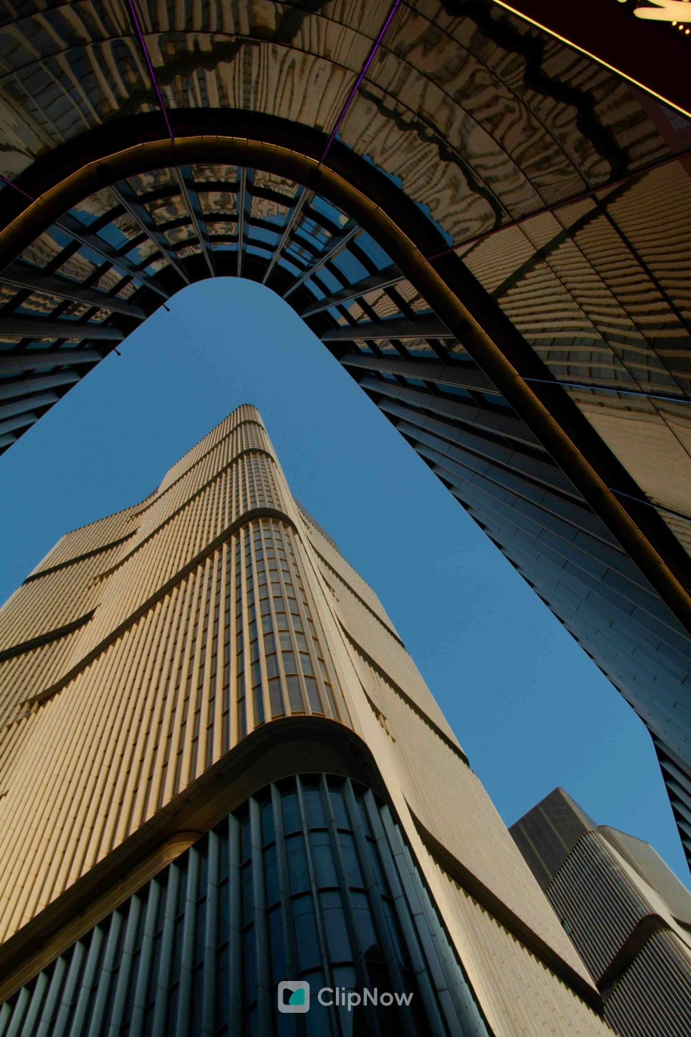现代摩天大楼仰拍建筑摄影与玻璃穹顶反射