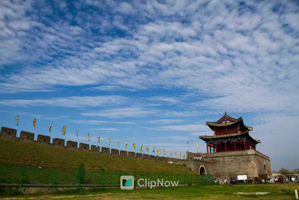 蓝天白云下宏伟的古代城墙与城楼建筑风光