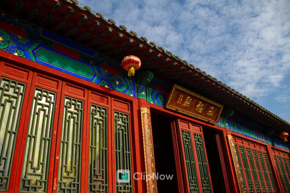 中国传统古建筑玉福殿红墙彩绘与蓝天白云