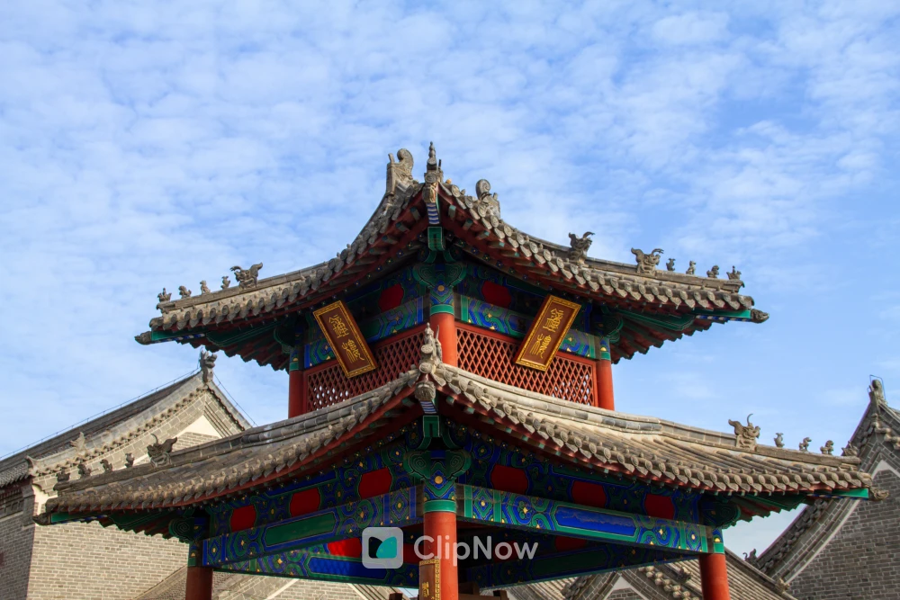 蓝天白云下中国传统古建筑彩绘重檐歇山顶特写