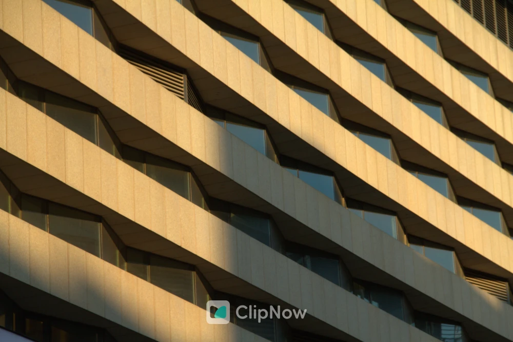 现代建筑外墙几何线条与金色夕阳光影特写