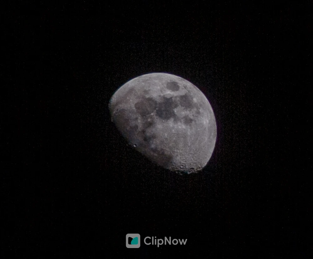 漆黑夜空中的盈凸月天文摄影特写