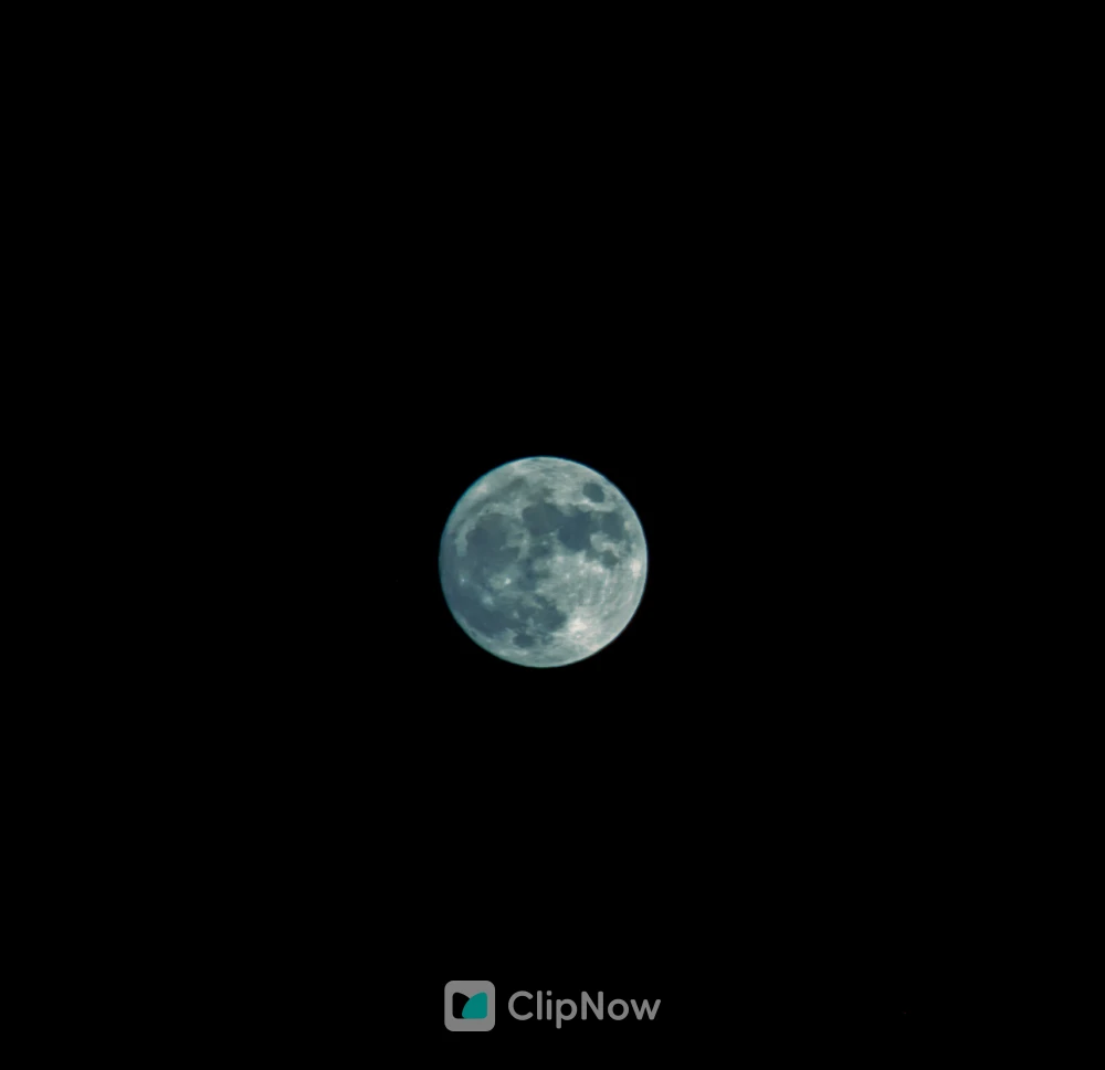 深邃夜空中的满月特写天文摄影素材