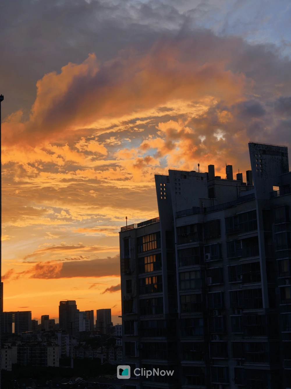 城市黄昏火烧云与高层住宅剪影风光摄影