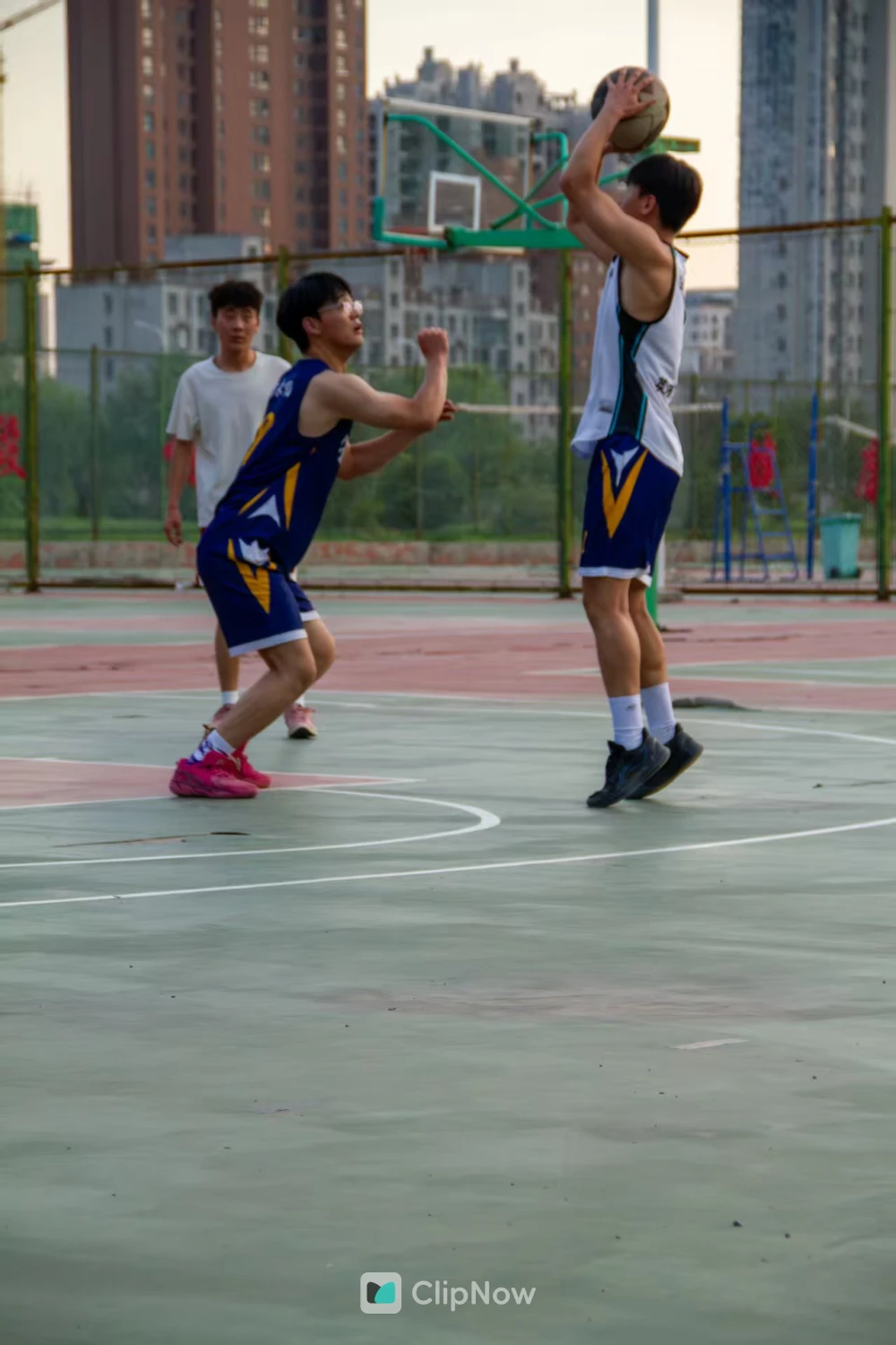 户外篮球场青年男子跳投竞技体育摄影