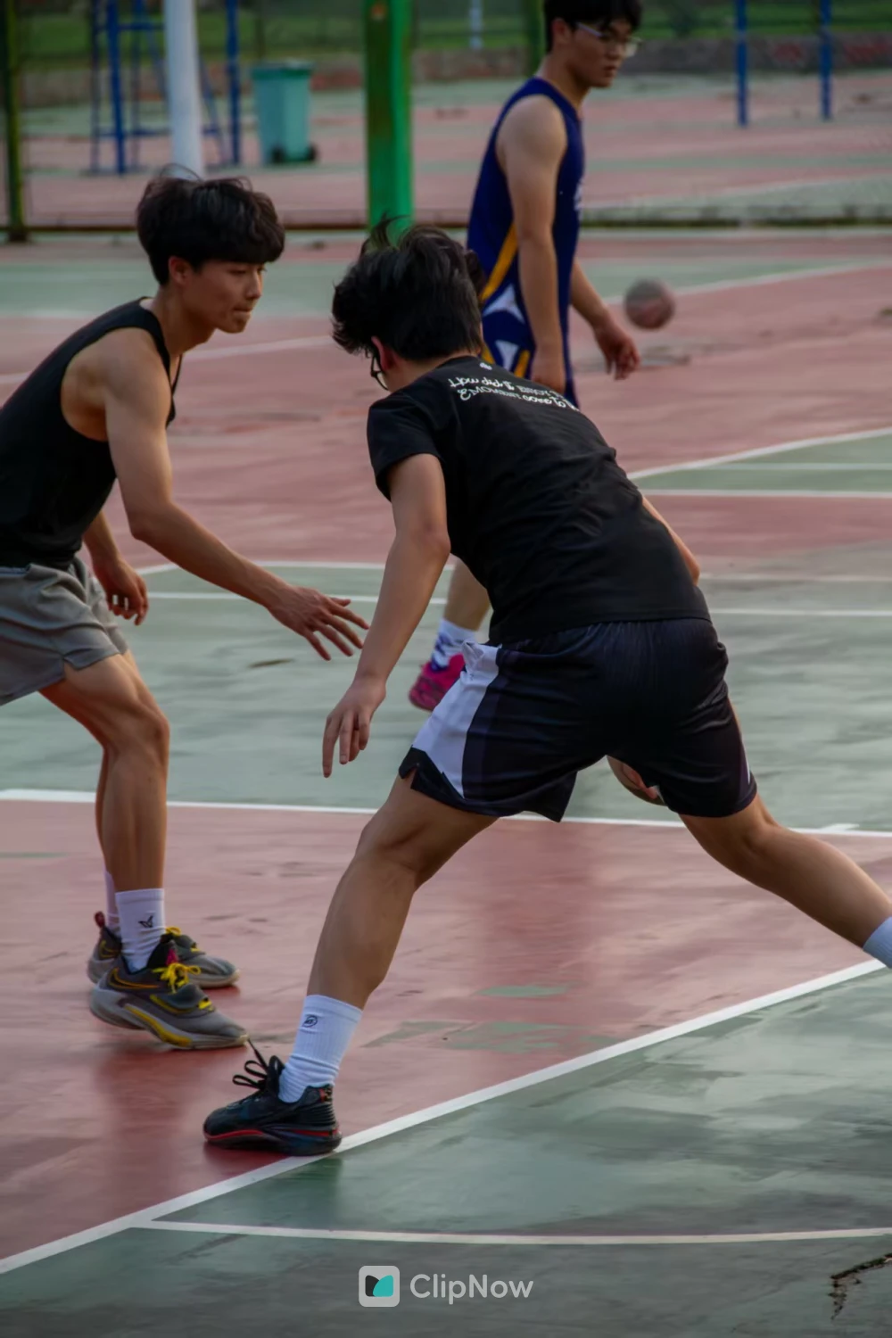 户外篮球场青年男子激烈防守对抗瞬间