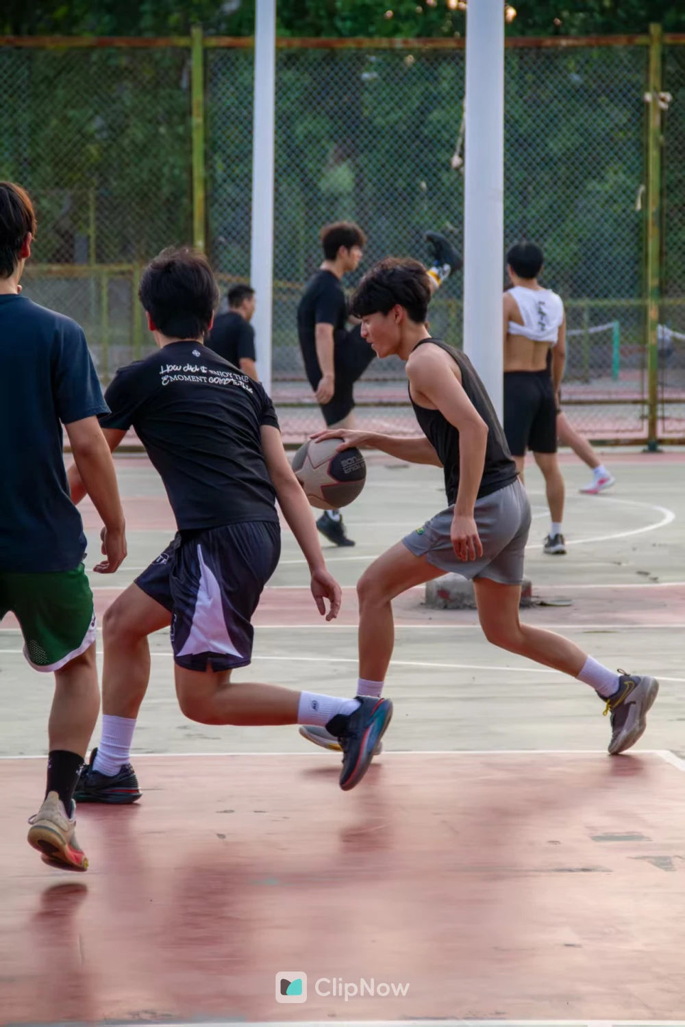 户外篮球场青少年激烈对抗运球突破瞬间