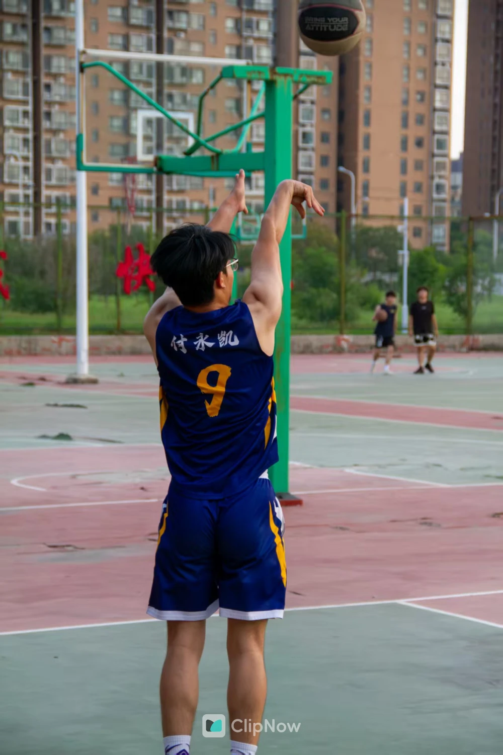 户外篮球场少年背影投篮特写运动摄影