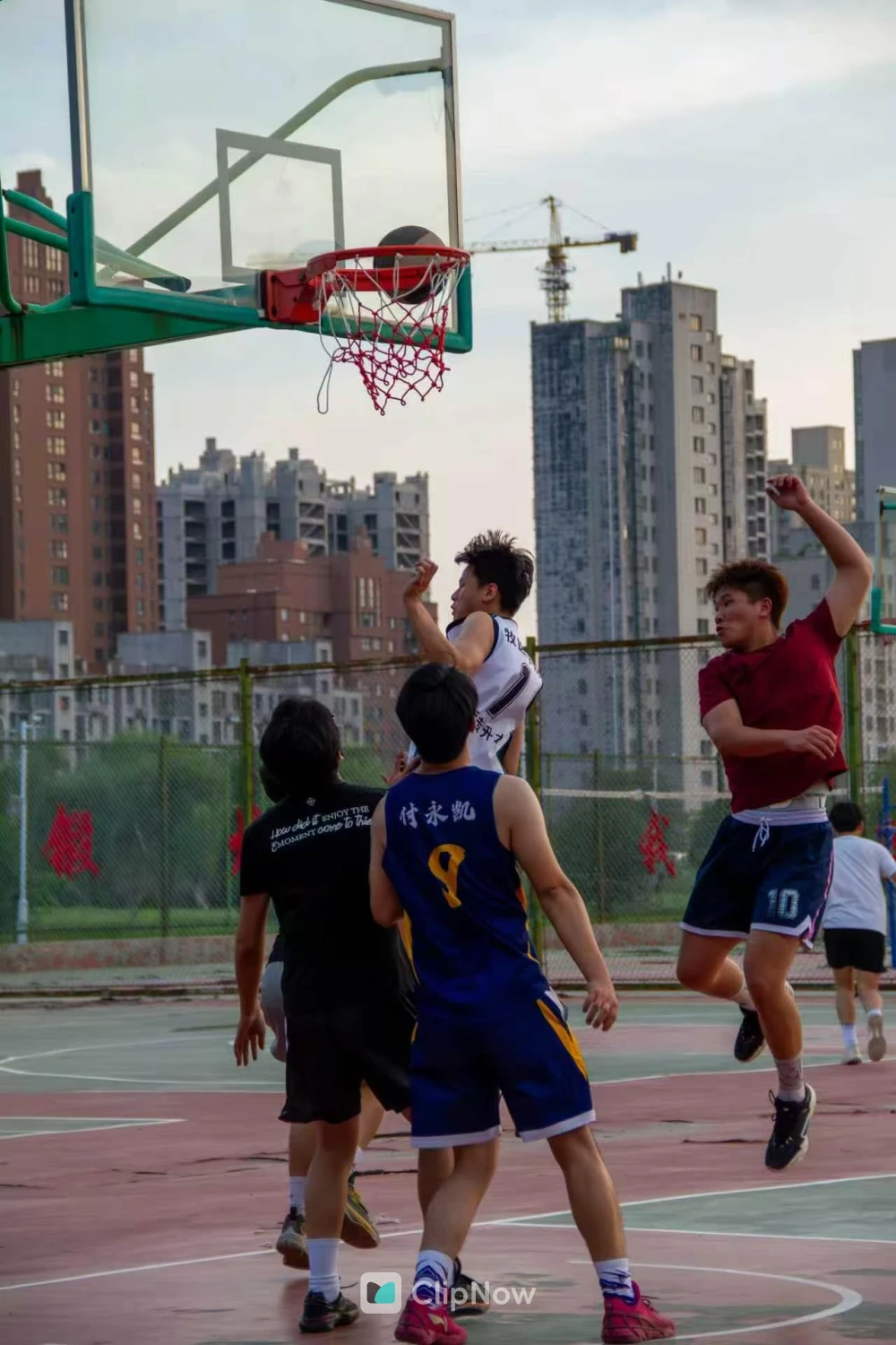 城市户外篮球场青少年激烈对抗投篮瞬间