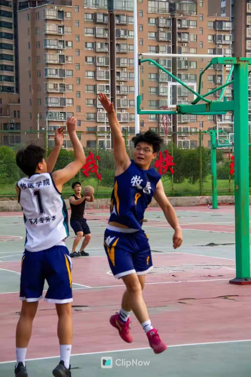 户外篮球场青年男生跳跃投篮竞技体育摄影