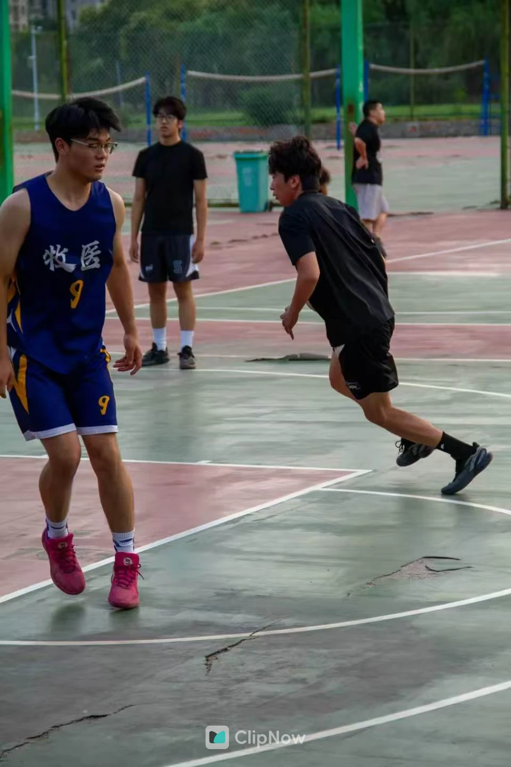 户外篮球场青年男子激烈对抗运动摄影