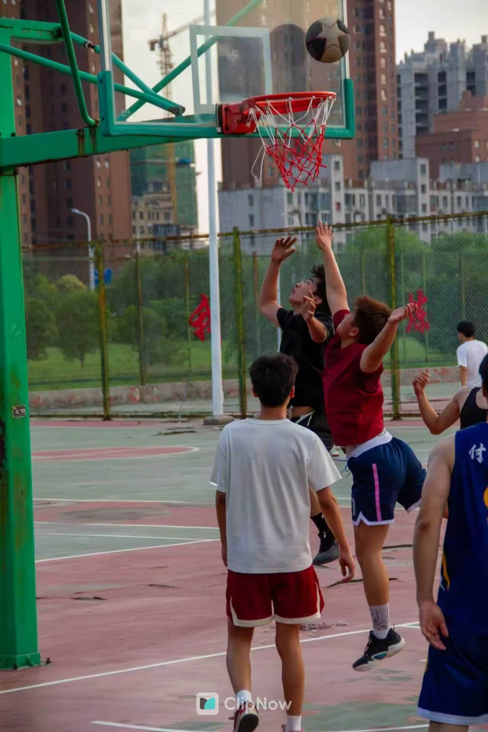 户外篮球场青少年激烈对抗争抢篮板瞬间