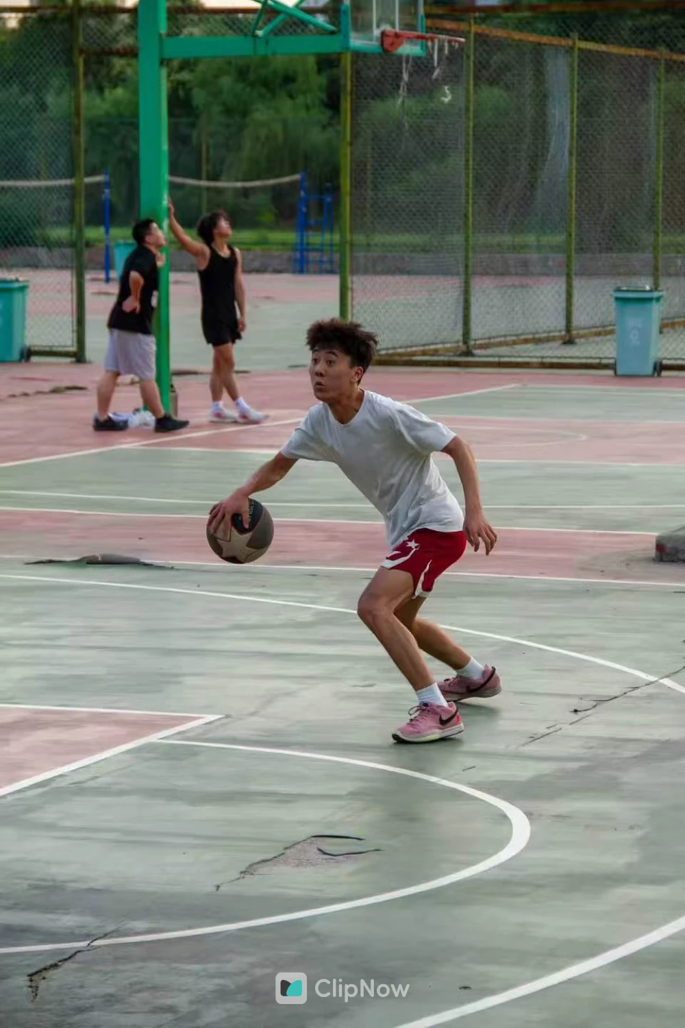 户外篮球场少年运球突破瞬间运动摄影
