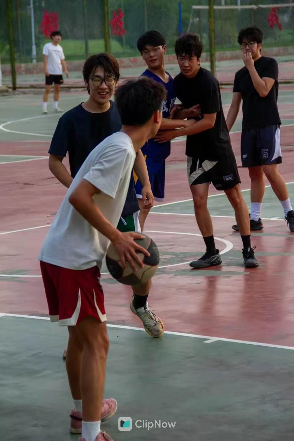 户外篮球场青少年男生团队运动竞技抓拍