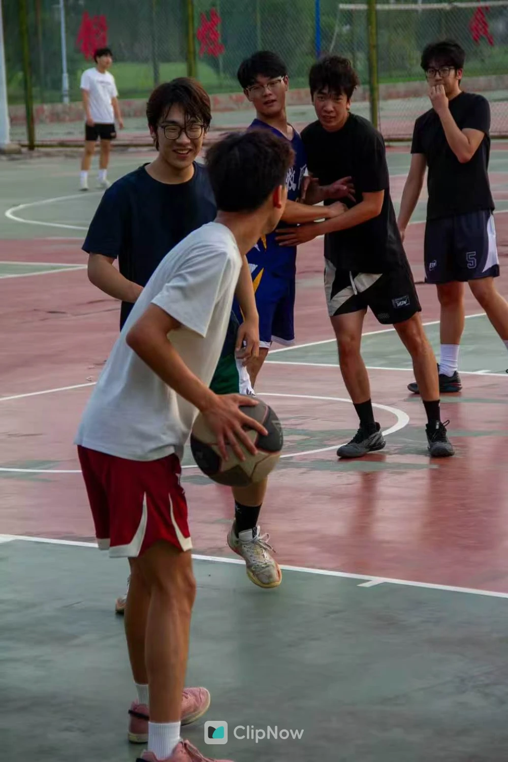 户外篮球场青少年男生团队运动竞技瞬间