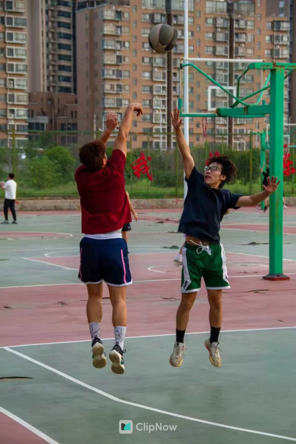 户外篮球场青少年跳起争抢篮板球运动摄影
