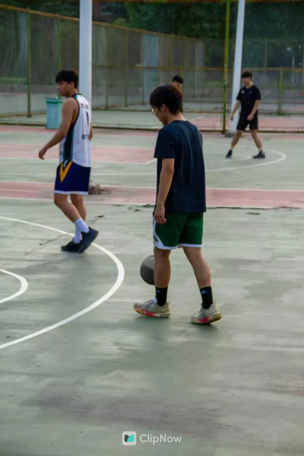 户外篮球场青年男子运球训练生活摄影