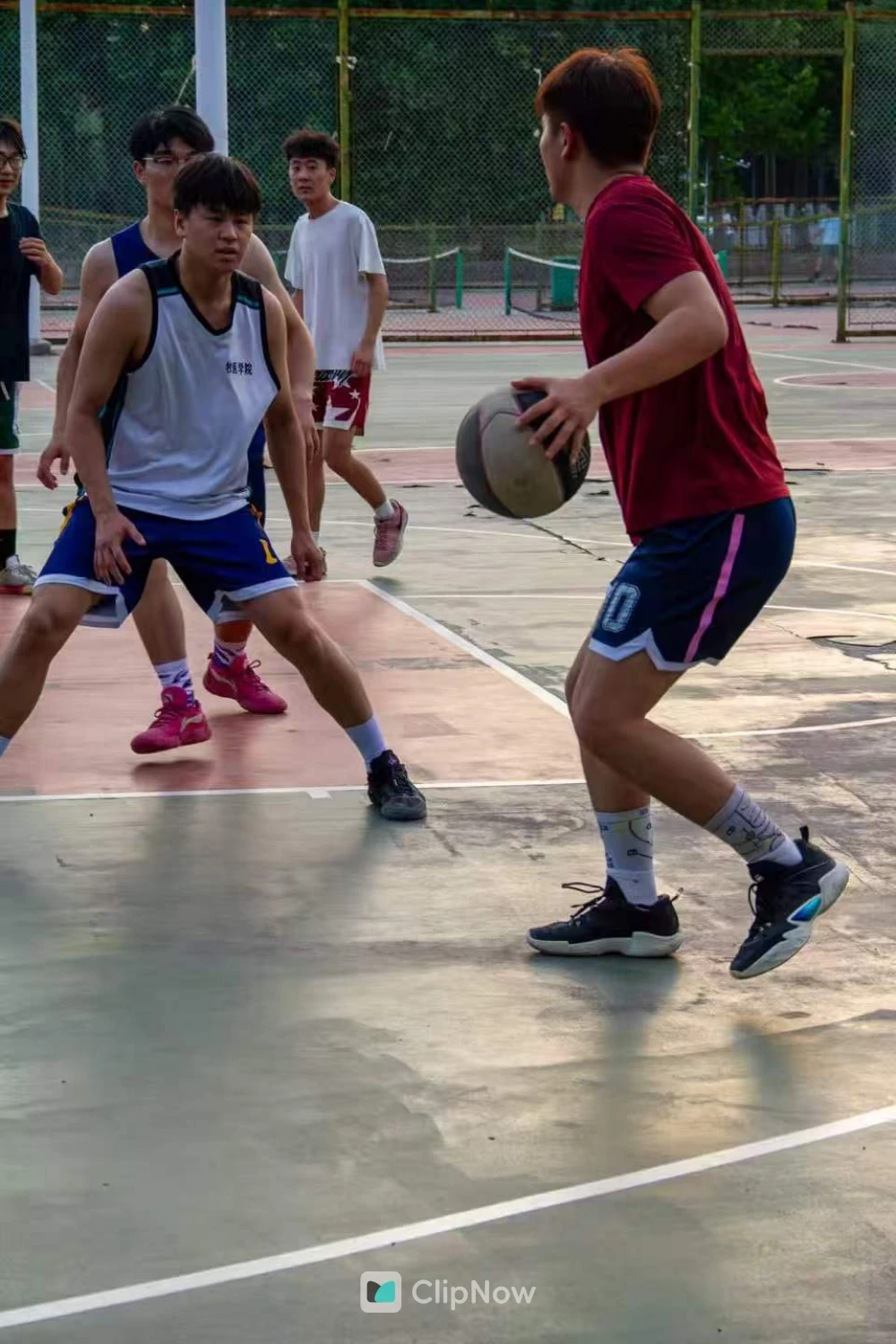 户外篮球场青年男子持球进攻防守对抗瞬间