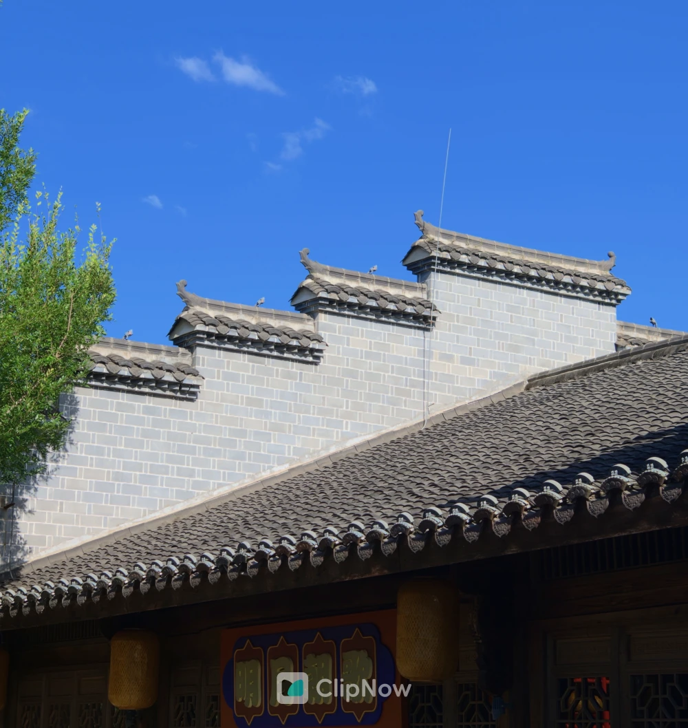 蓝天映衬下的中式传统建筑青砖马头墙与瓦顶