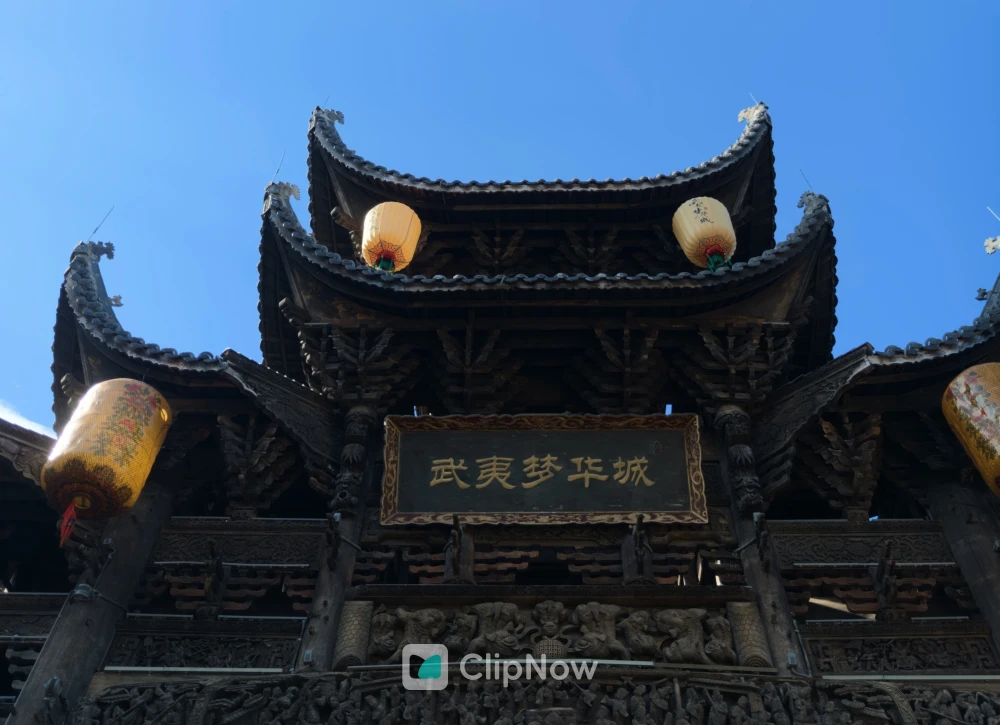 武夷梦华城古建筑飞檐斗拱与灯笼仰拍特写
