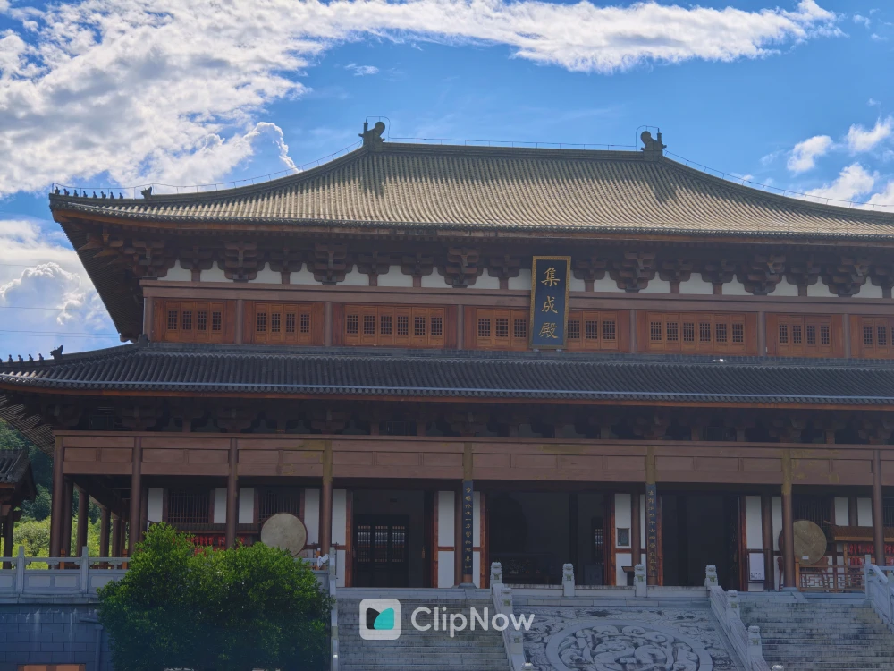 蓝天白云下宏伟的中式仿古建筑集威殿正面摄影