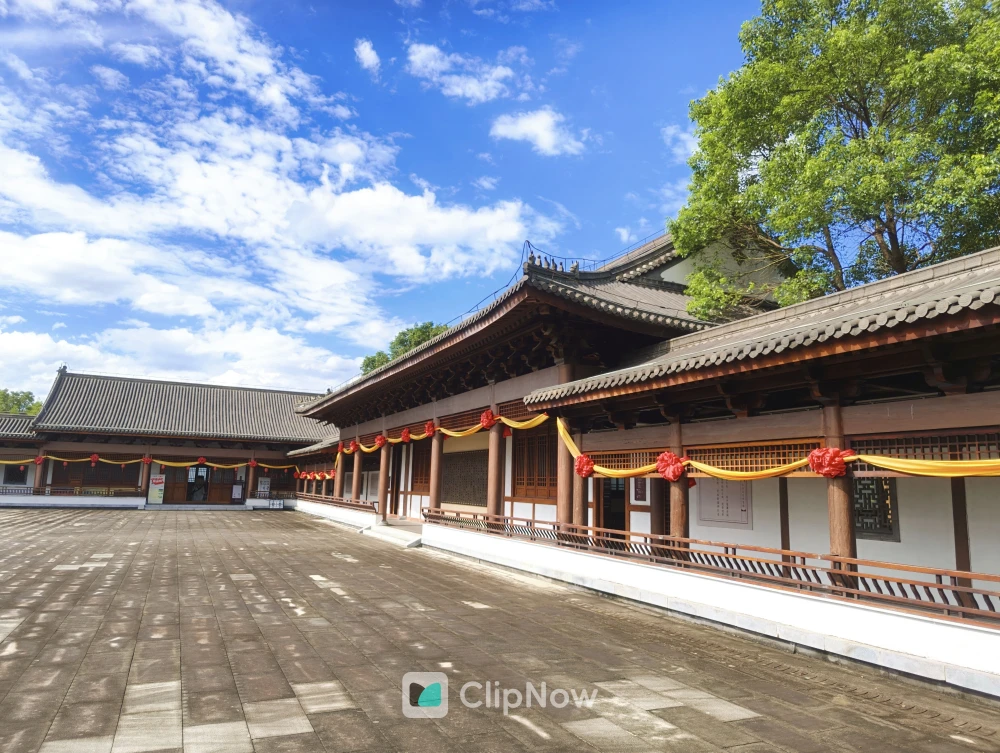 蓝天白云下挂红绸的中式传统庭院建筑摄影