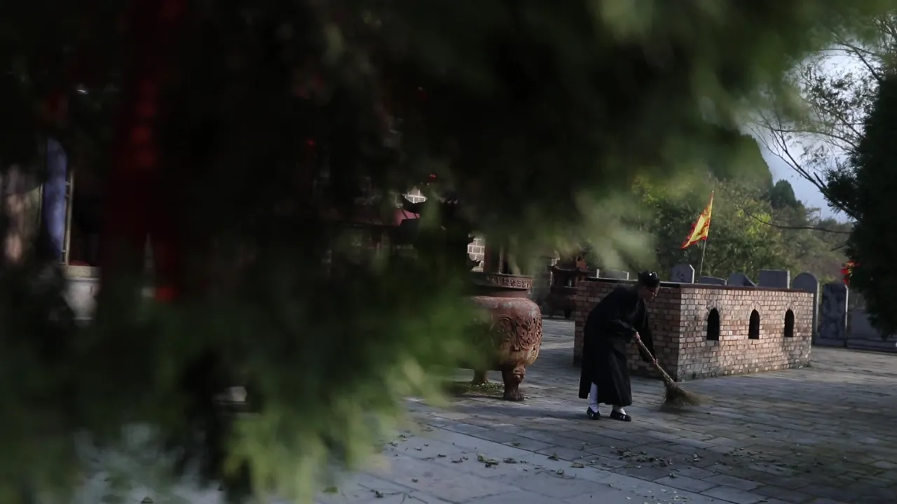 古寺庭院道士扫地清洁传统文化