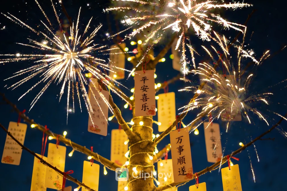 夜空下挂满祈福牌的许愿树与璀璨烟花节日摄影