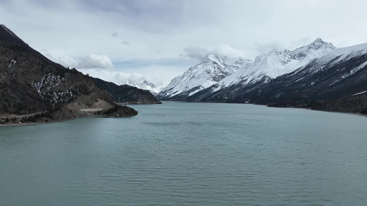 雪山峡谷湖泊航拍壮丽自然风光