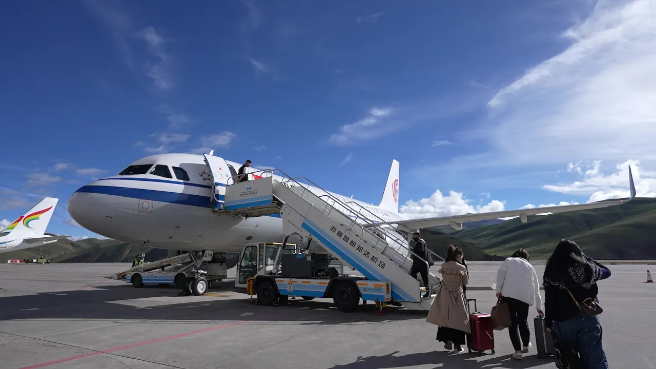 蓝天白云下旅客登机国航飞机机场实拍
